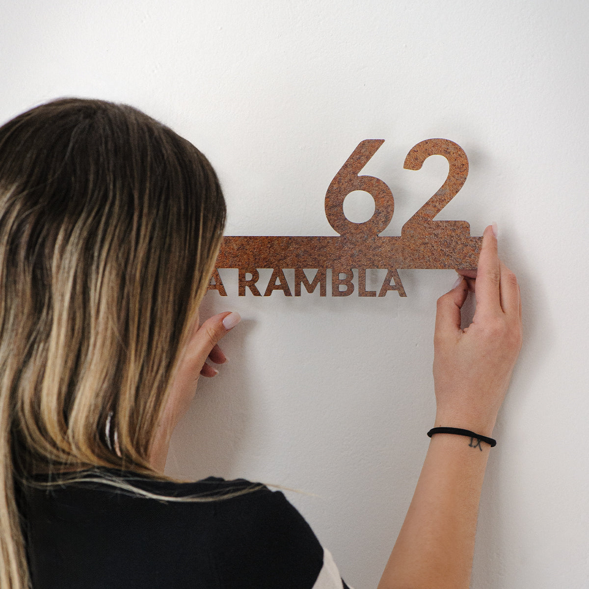 Numero civico modello Line 02 in alluminio corten