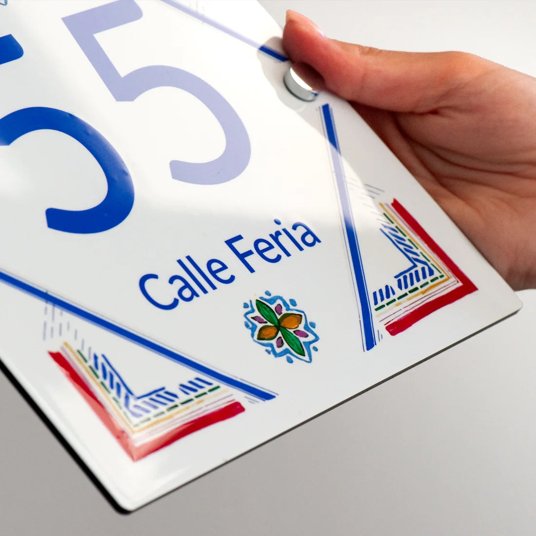 Dettaglio della cornice disegnata a mano e digitalizzata, con vernice di protezione catalizzata.