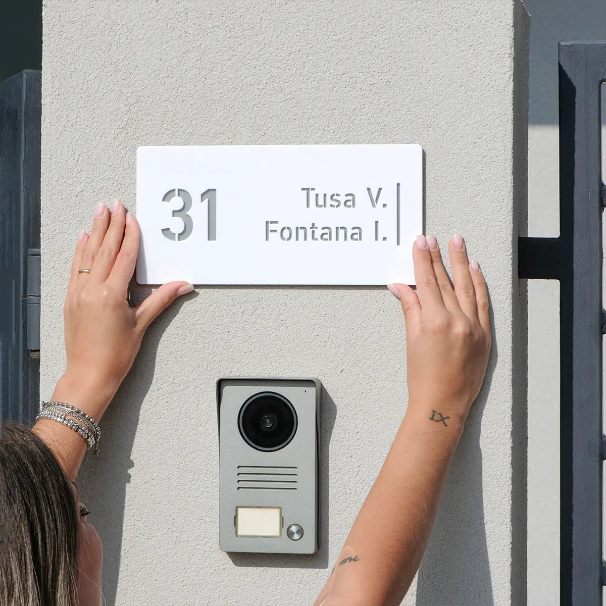 Numero civico e testo modello Stencil Horizontal bianco e silver