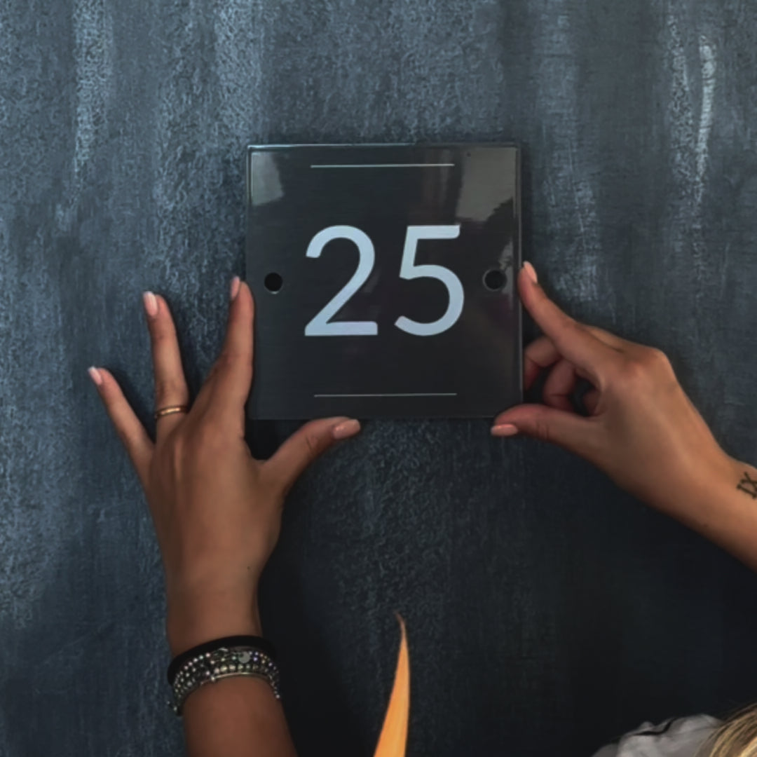 Load and play video in Gallery viewer, Numero civico in alluminio modello Noir Square