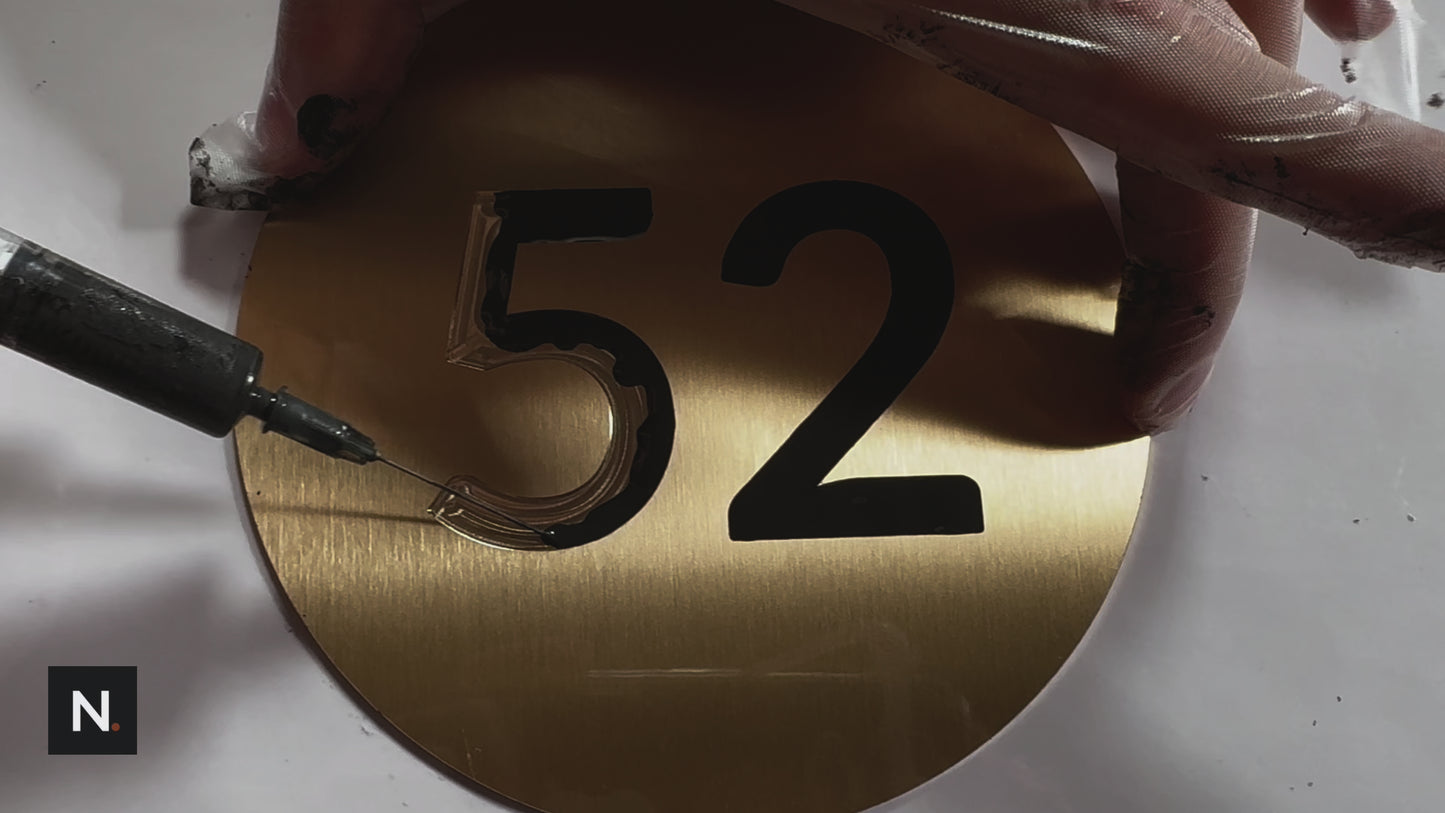 Carica e riproduci video nel visualizzatore Galleria, Video Incisione Targhette in ottone con numero civico