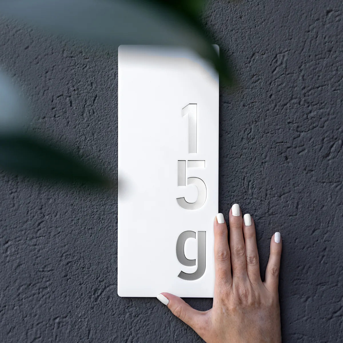Numero civico modello Stencil Vertical M1 colore bianco e silver