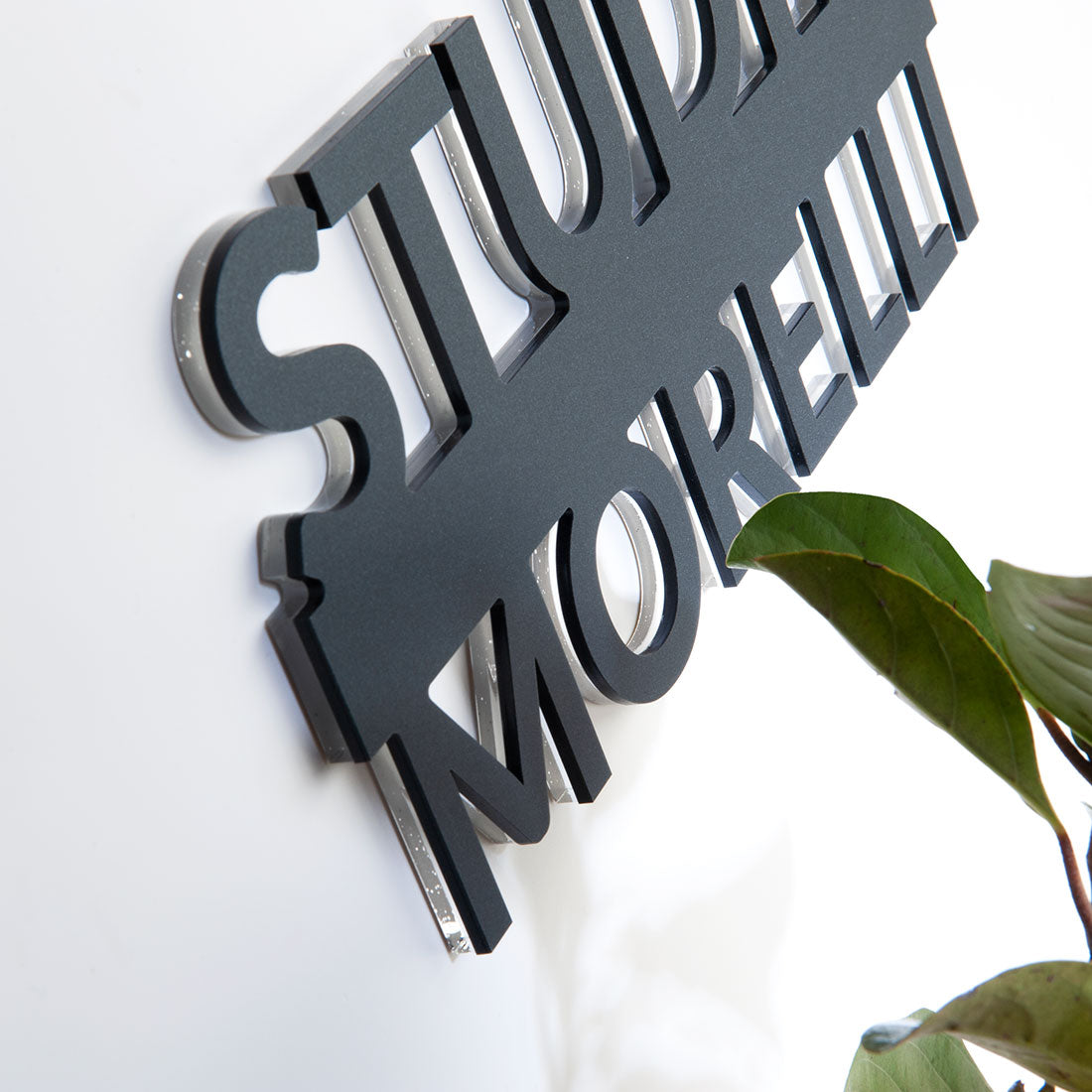 Esta placa simboliza el compromiso en diseño y construcción sostenible de  Torre Millennium, la primera torre corporativa de su envergadura en el país  en lograr esta certificación. ¡Visita nuestro canal de Youtube!, image size:1100x1100