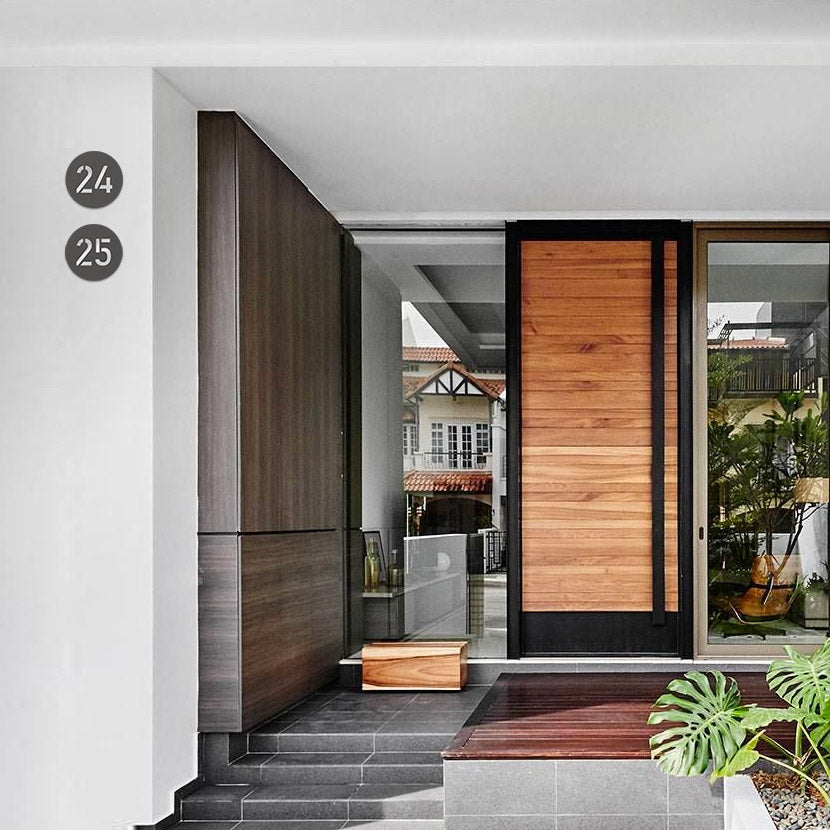 casa moderna con due numeri civici su parete esterna