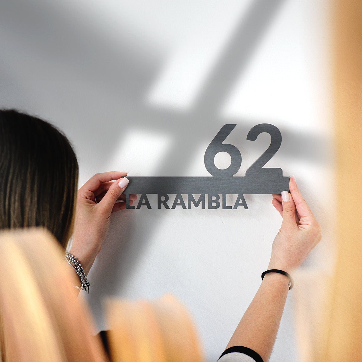 Numero civico in alluminio modello Line 02 finitura antracite spazzolato