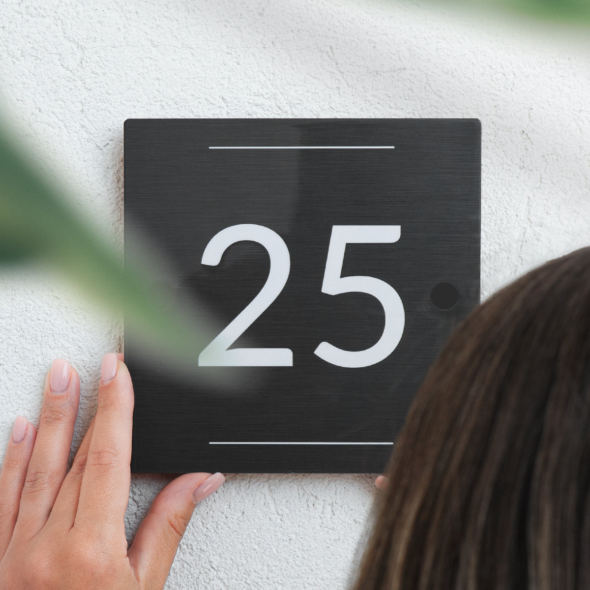 Numero civico in alluminio modello Noir Square finitura antracite spazzolato e cornice con due linee