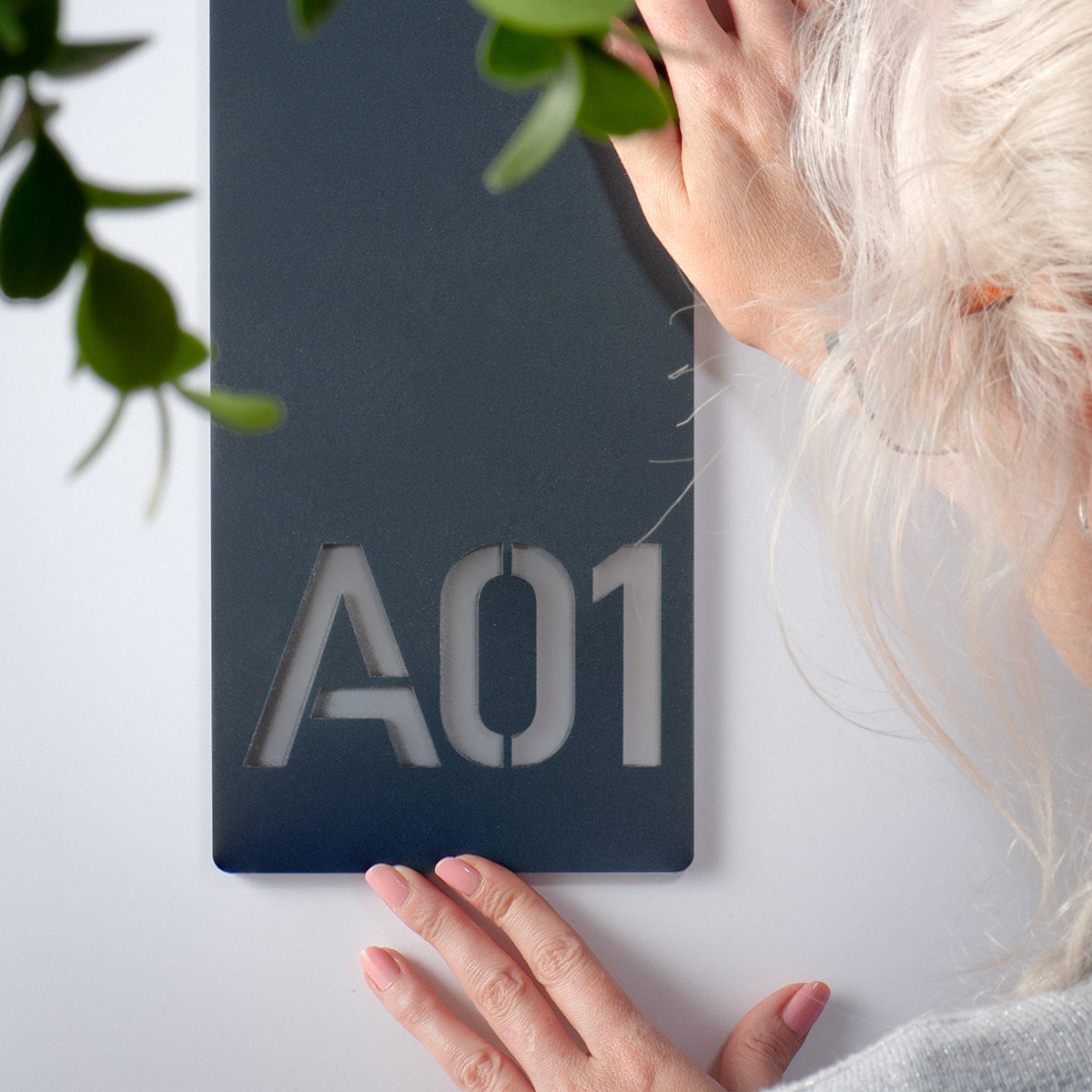 Numero civico modello Stencil Vertical M2 per esterno