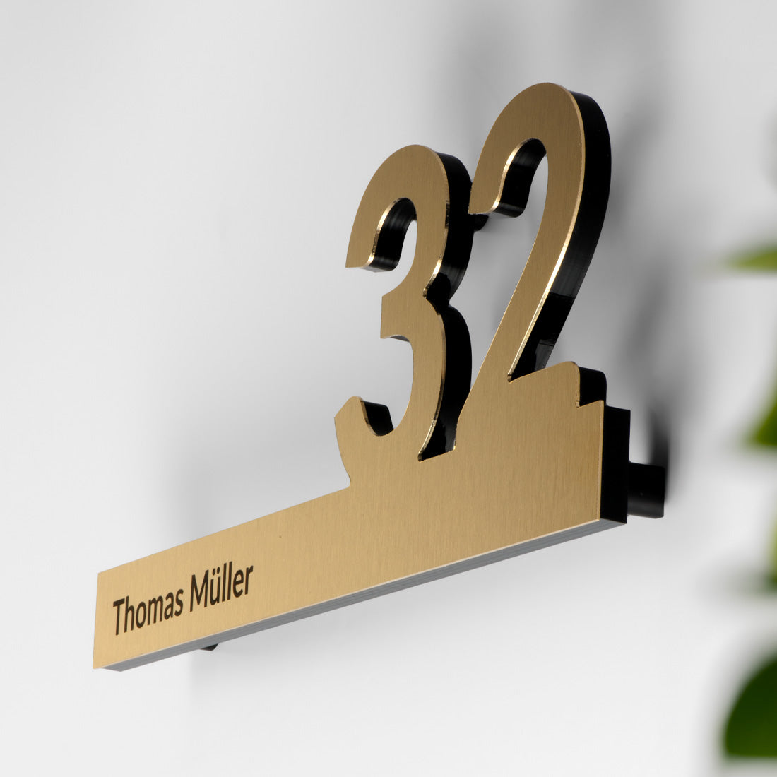 Numero civico in ottone sagomato