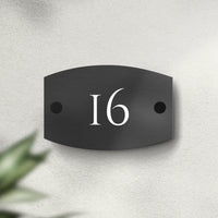 Hausnummernschild aus Aluminium, Modell Noir Round 001, mit gebürsteter Anthrazit-Oberfläche
