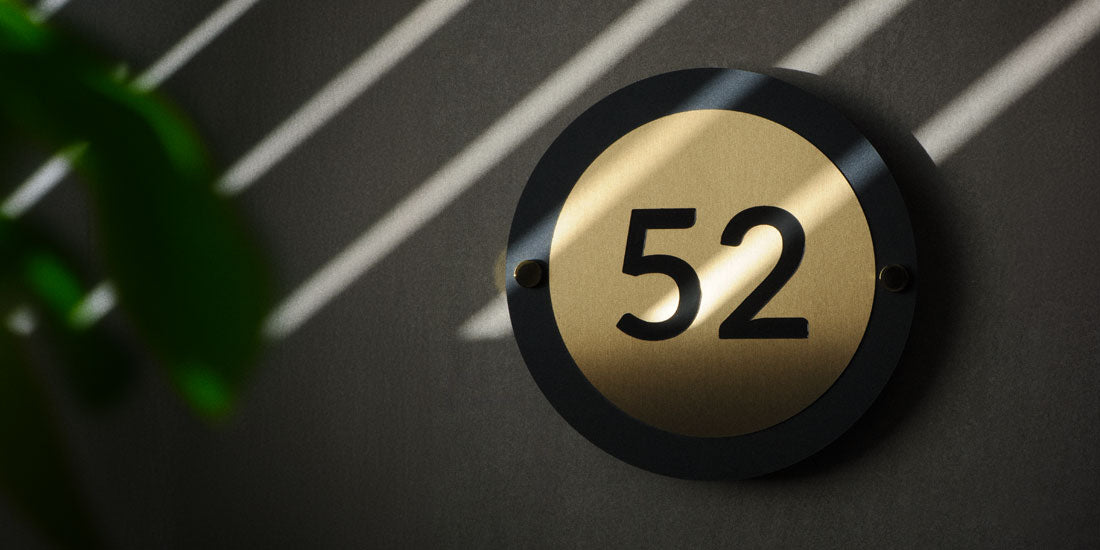 Video Incisione Targhette in ottone con numero civico