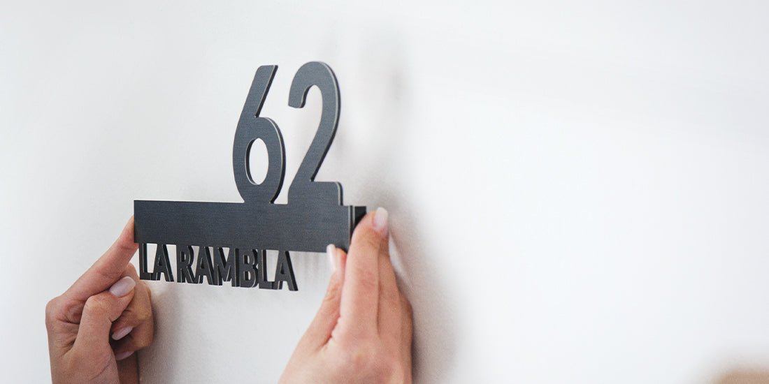 Installazione numero civico modello Line 02 alluminio