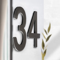 Einzelne 3D-Nummern aus Aluminium in Anthrazit
