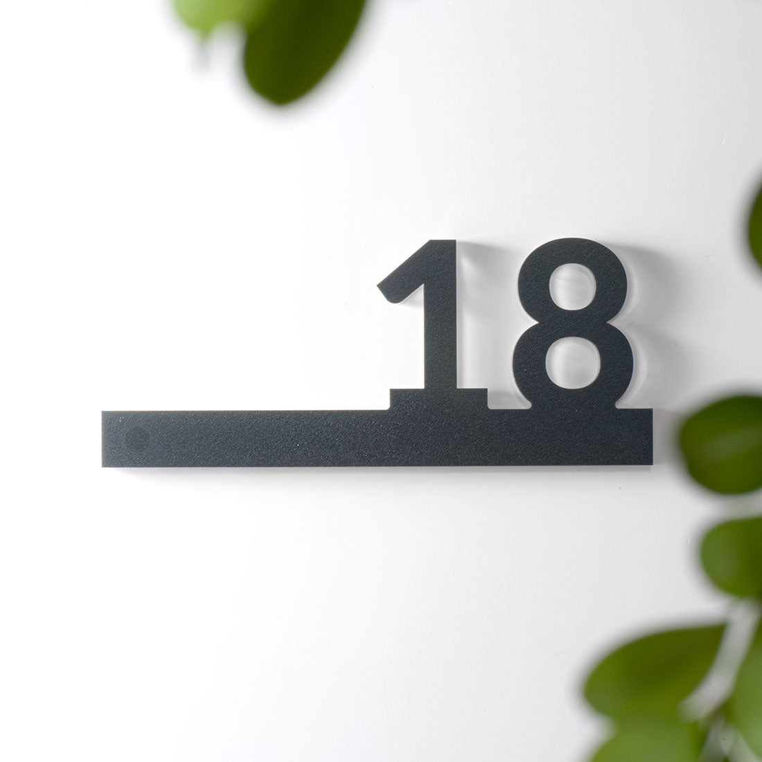 Numero civico per case e abitazioni sagomato modello Line 01