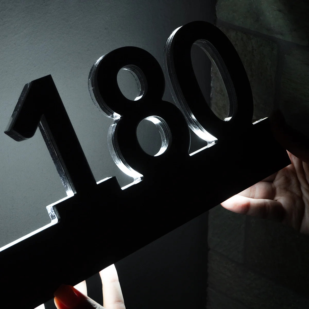 Numero civico sagomato luminoso modello Line Ray 01