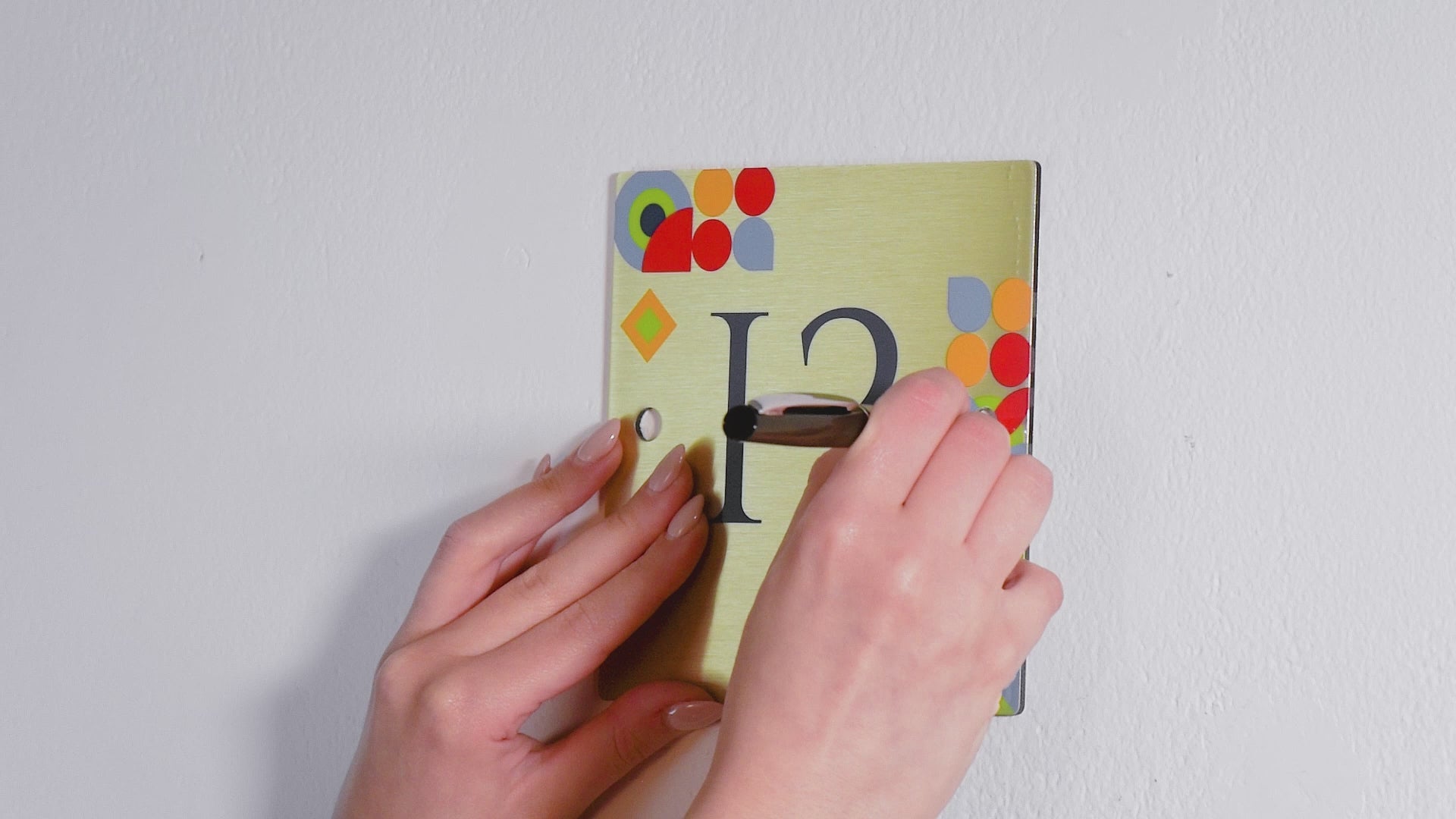 Video installazione dei numeri civici in alluminio con distanziatori modello Larimar