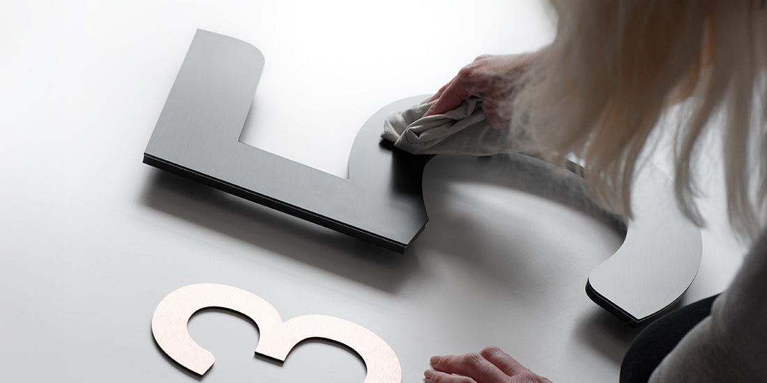 Pulire il numero con un panno