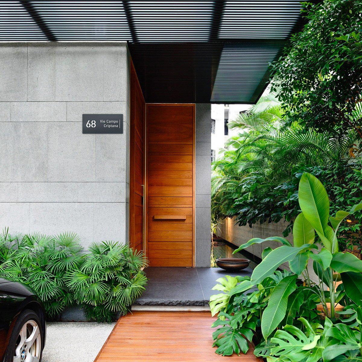 Segnaletica stradale: numeri civico e via con nome della strada