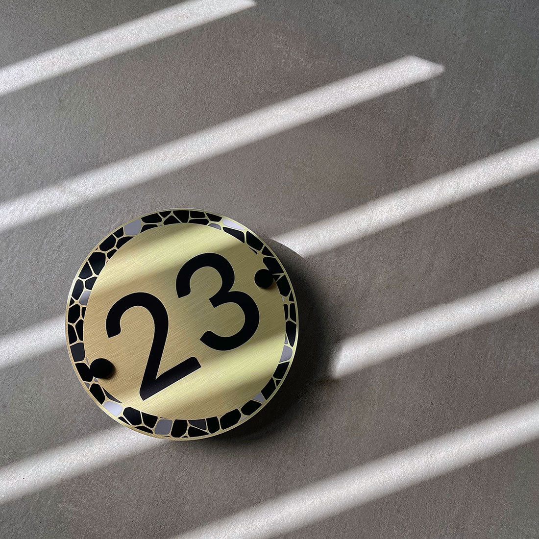 Video Numero civico in alluminio modello Larimar Round con distanziatori black