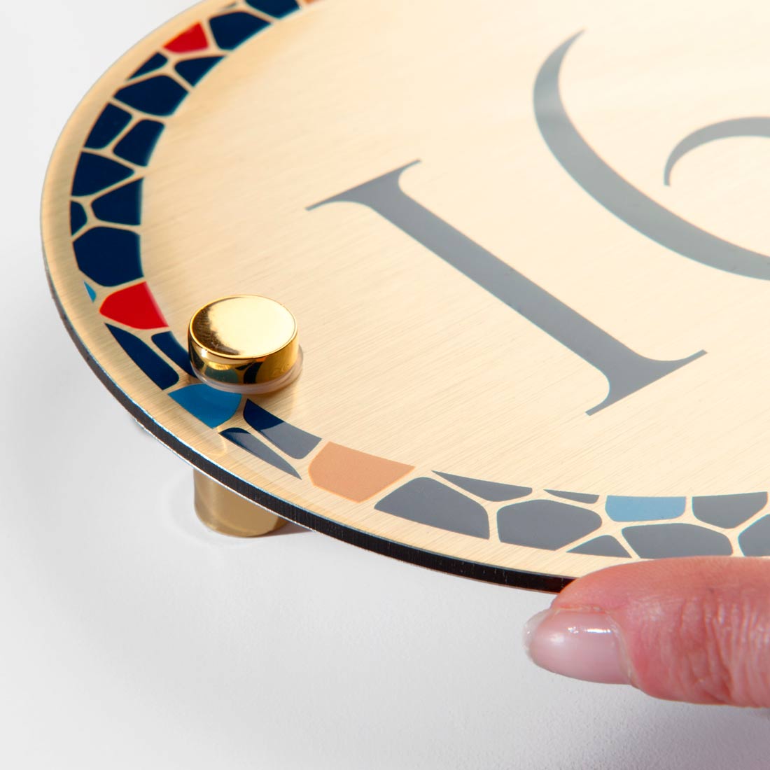 Numero civico in alluminio modello Larimar Round con distanziatori Gold