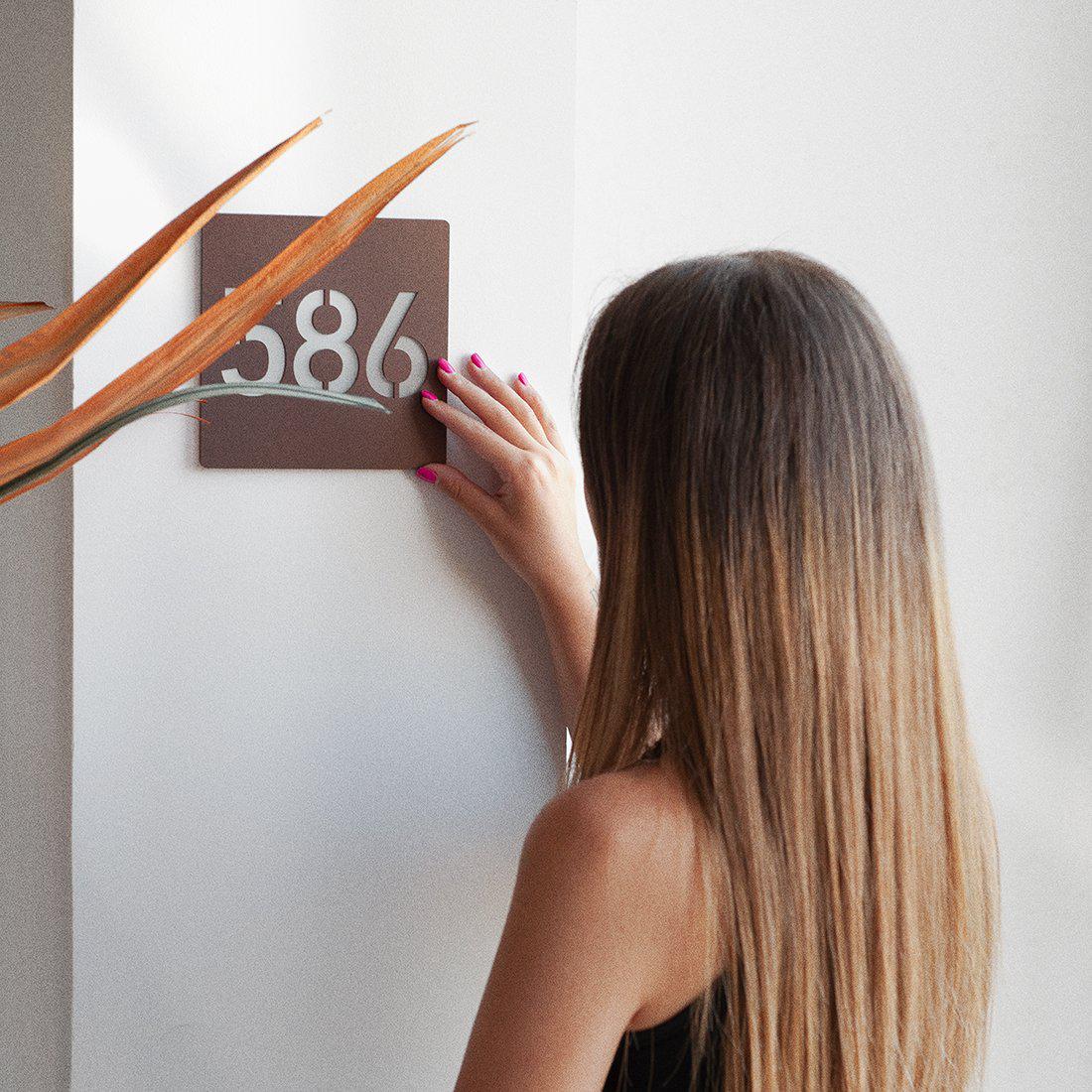 Numero civico modello Stencil Square finitura pietra marrone