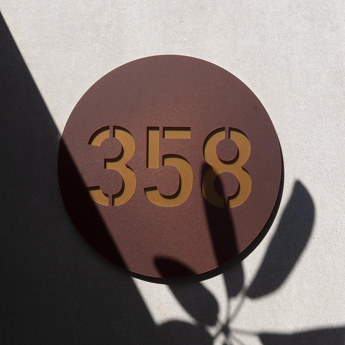 Placa de número de casa: Piedra Vertical M2 – NumberFix