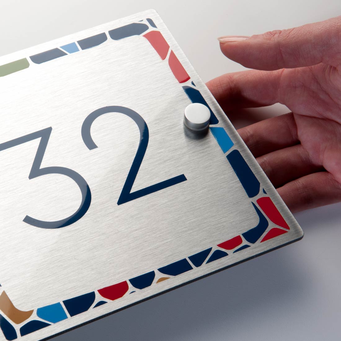 Numero Civico in alluminio modello Larimar Square con distanziatori Silver